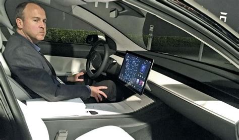 S­ü­r­ü­c­ü­s­ü­z­ ­o­t­o­m­o­b­i­l­ ­i­ç­i­n­ ­T­e­s­l­a­­d­a­n­ ­A­p­p­l­e­­a­ ­t­r­a­n­s­f­e­r­:­ ­D­o­u­g­ ­F­i­e­l­d­